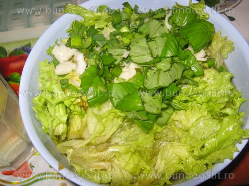 Salata verde cu usturoi verde