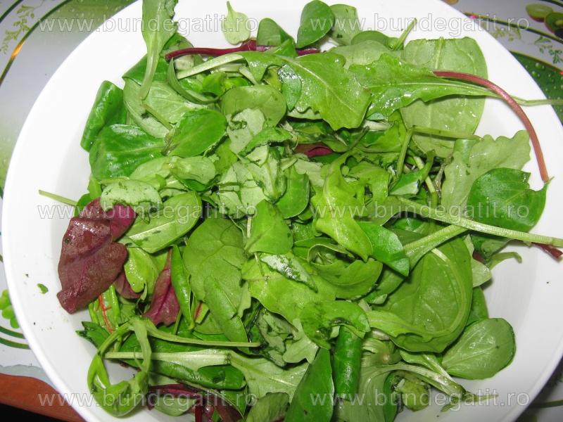 Salata de verdeturi cu rosii