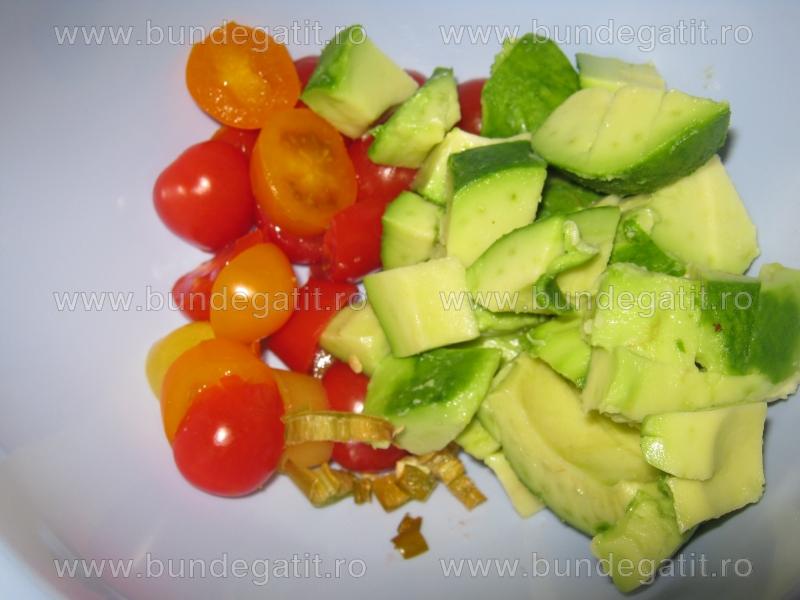 Salata picanta de rosii cu avocado