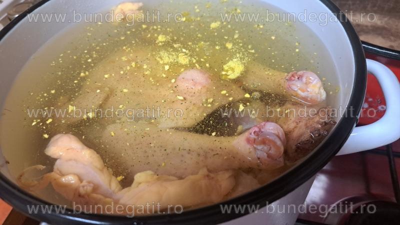 Supa de gaina crescuta la curte